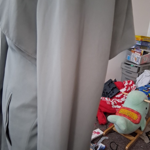 Elegant Women's Gray Trench Coat - Picture 4 of 10